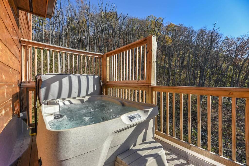 Walnut Ridge Cabin. Sleeps 7-11! Hot Tub, Pool Table, Minutes To Downtown Gatlinburg! Buitenkant foto