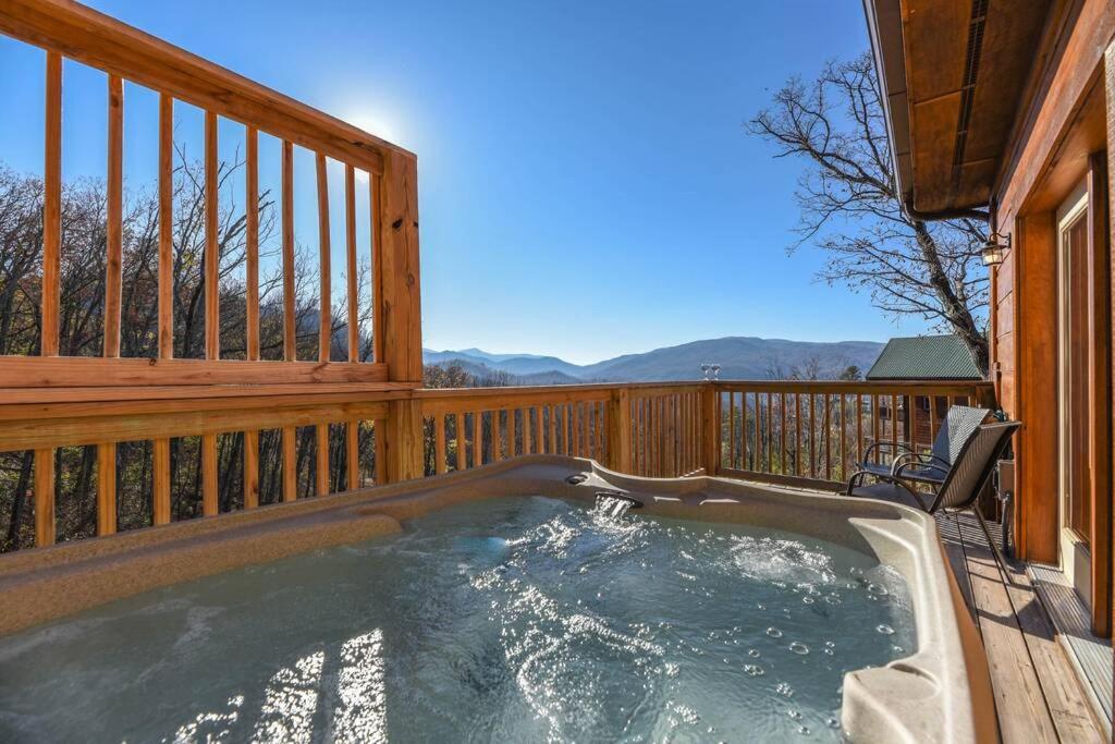 Walnut Ridge Cabin. Sleeps 7-11! Hot Tub, Pool Table, Minutes To Downtown Gatlinburg! Buitenkant foto