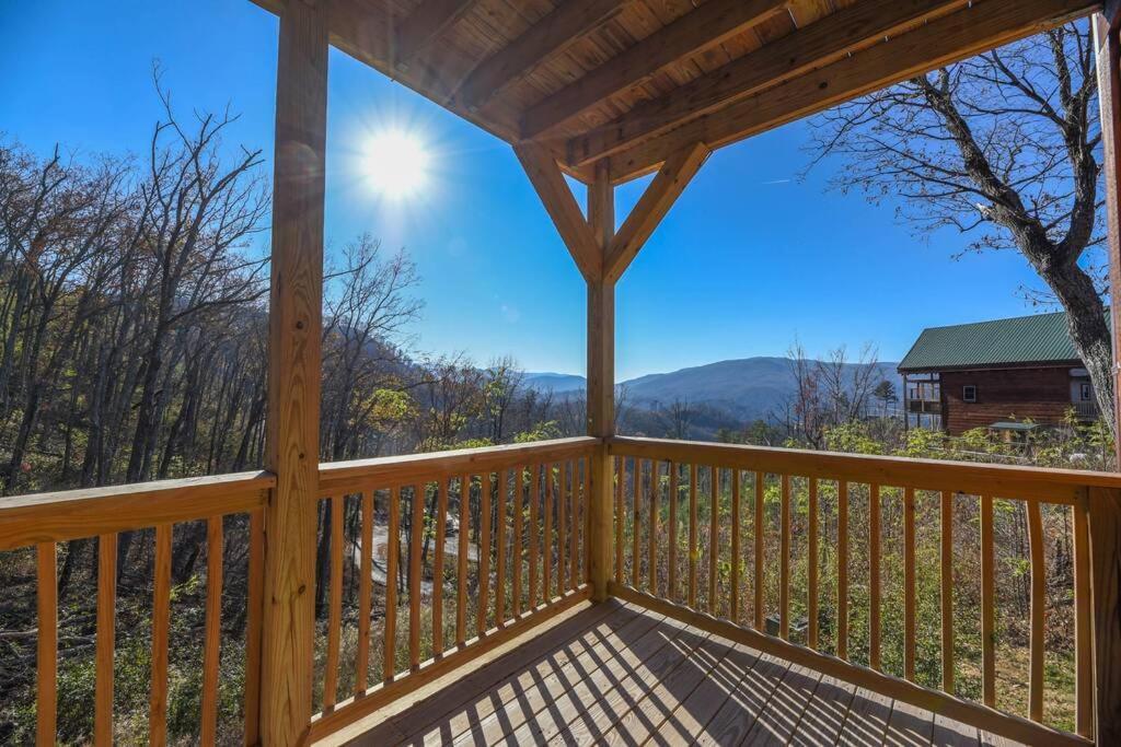 Walnut Ridge Cabin. Sleeps 7-11! Hot Tub, Pool Table, Minutes To Downtown Gatlinburg! Buitenkant foto