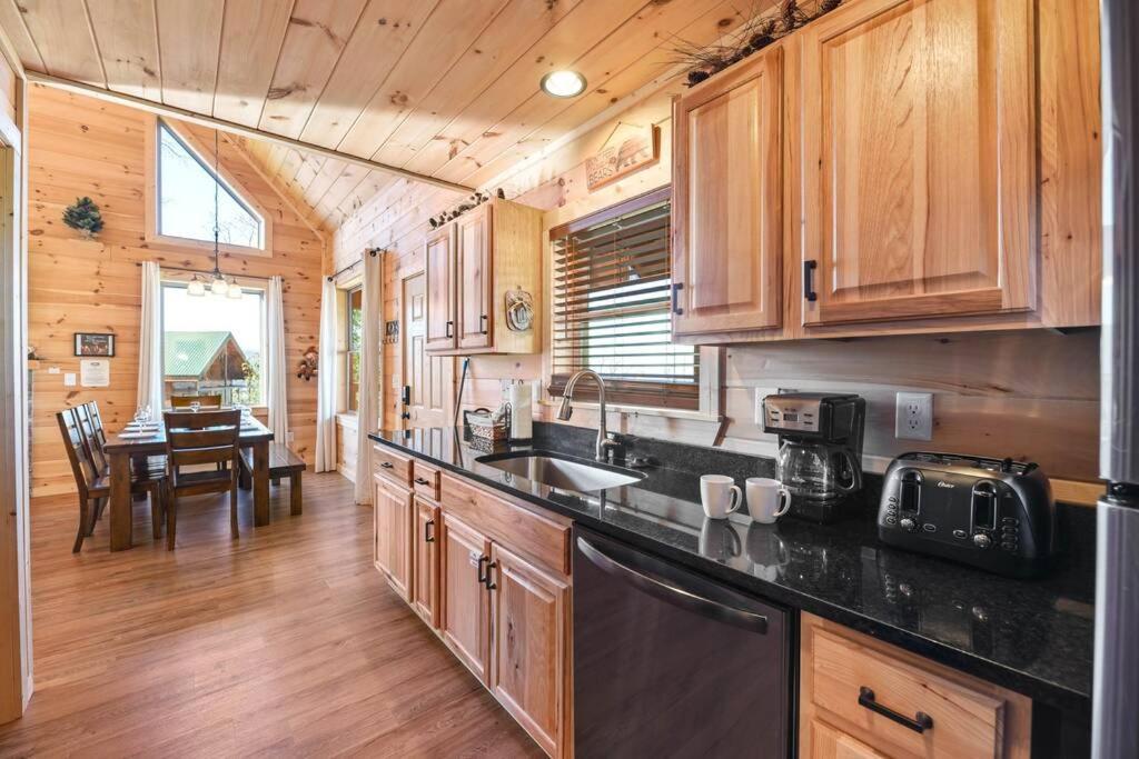 Walnut Ridge Cabin. Sleeps 7-11! Hot Tub, Pool Table, Minutes To Downtown Gatlinburg! Buitenkant foto