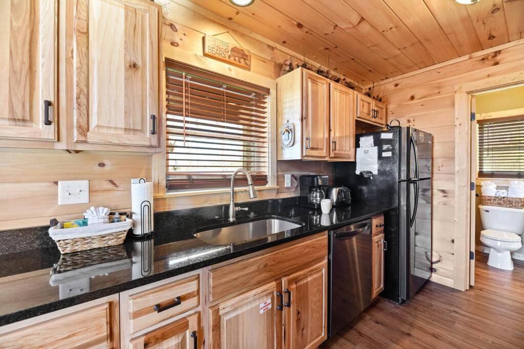 Walnut Ridge Cabin. Sleeps 7-11! Hot Tub, Pool Table, Minutes To Downtown Gatlinburg! Buitenkant foto